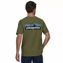 Patagonia M's P-6 Logo Responsibili-Tee 5 Patagonia M's P-6 Logo Responsibili-Tee -pyöräkauppa 76051 3 wyominggreen